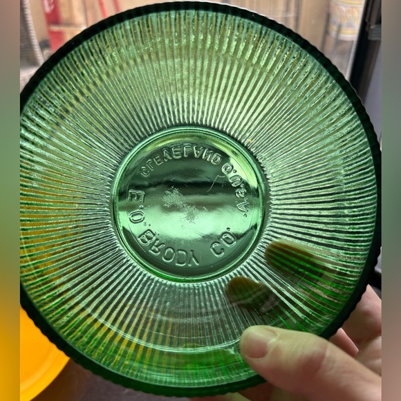 Two Vintage bowls/dishes Yellow-orange & Emerald Green. - Picture 7 of 10